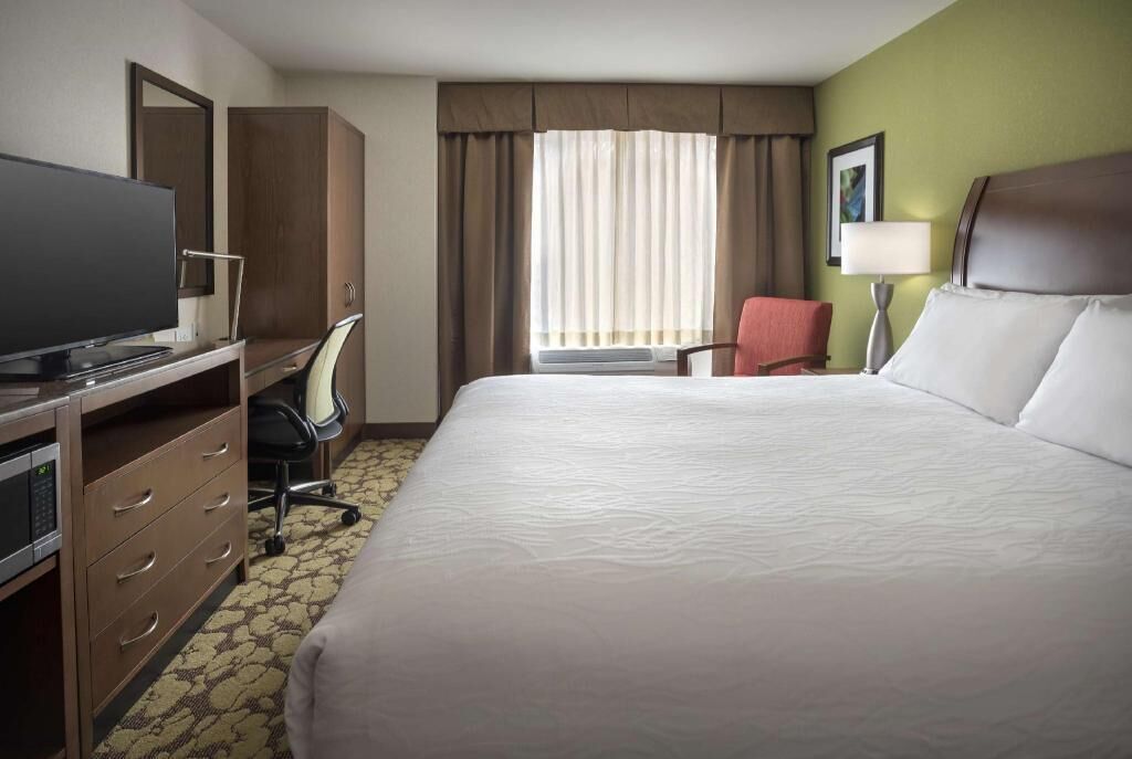 Premium bedding, in-room safe, soundproofing, free WiFi