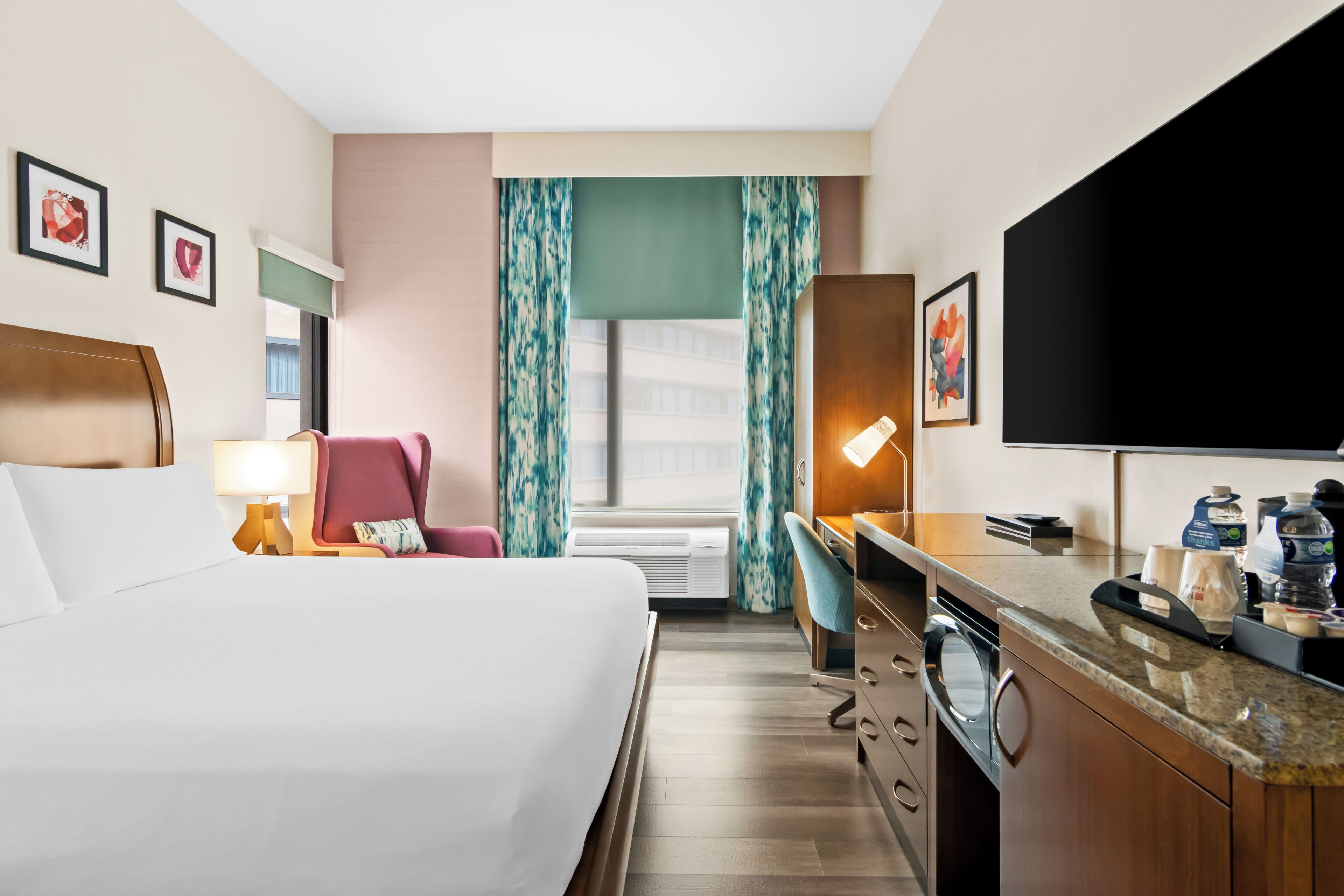 King, Accessible | Premium bedding, in-room safe, soundproofing, free WiFi