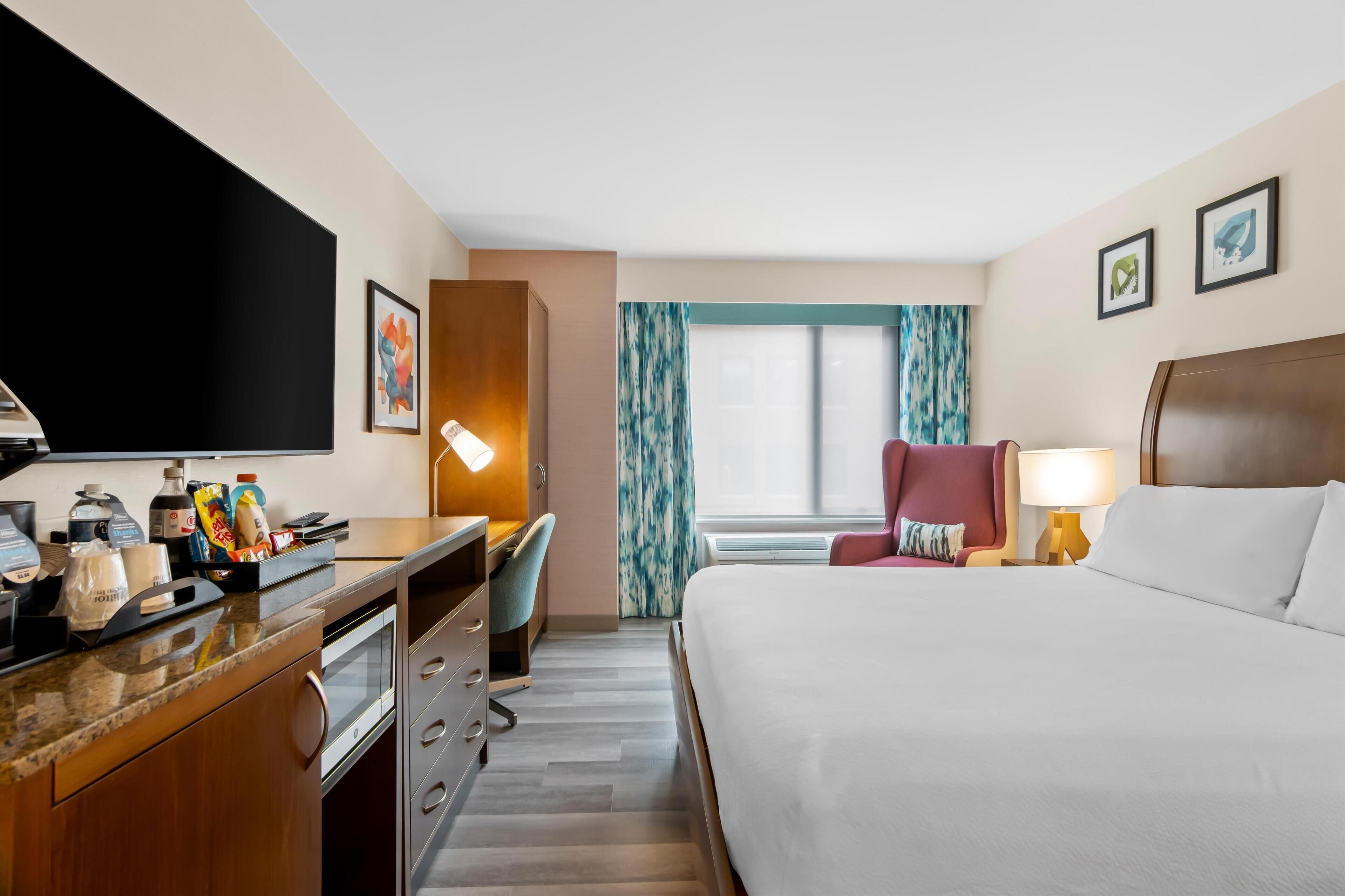 room, 1 king bed (drinks & snacks) | premium bedding, in-room safe, soundproofing, free wifi