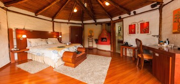 华丽客房, 1 张特大床, 花园景观, 池畔 | 埃及棉床单、高档床上用品、羽绒被、加厚床垫