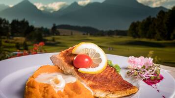 Un plato de comida con una vista de montañas al fondo.