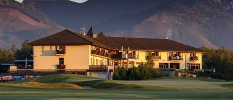 Vista frontal de la propiedad