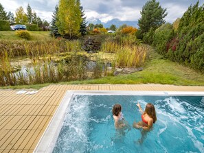 Innenpool, Außenpool, Liegestühle