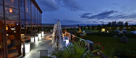 Der serveres morgenmad, frokost og aftensmad med udsigt til golfbanen