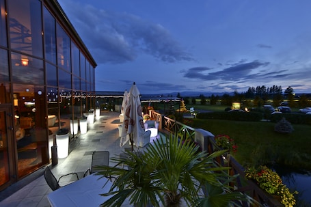 Se sirven desayunos y cocina internacional, con vista al campo de golf