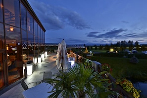 Serveert ontbijt, internationale gerechten, uitzicht op de golfbaan