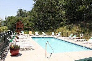 Seasonal outdoor pool - Yogi Bear's Jellystone Park at Pigeon Forge/Gatlinburg (Pigeon Forge)