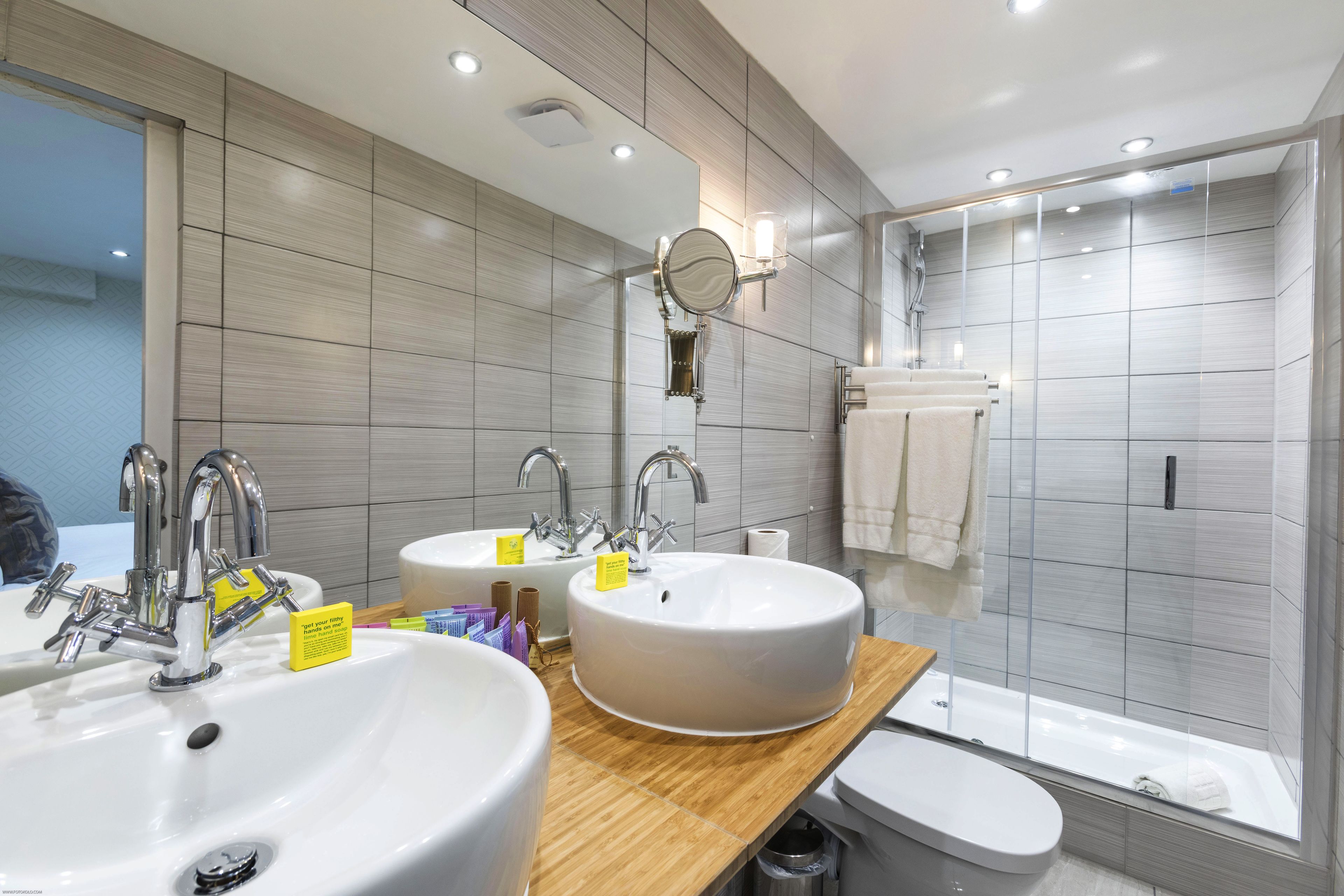 family studio suite, 2 bedrooms, connecting rooms | bathroom amenities | shower, free toiletries, hair dryer, towels