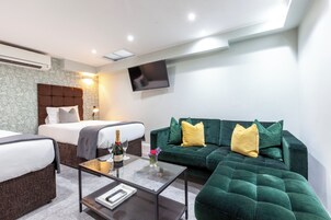 Quarto quádruplo standard | Roupas de cama premium, frigobar, cofres nos quartos