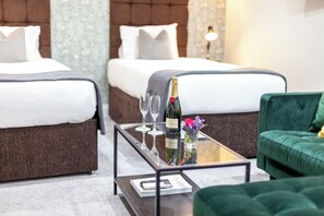 Premium bedding, minibar, in-room safe, laptop workspace - Hotel Shepherds Bush London (London)