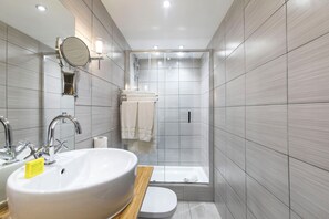 Familie-studiosuite, 2 soverom, rom vegg-i-vegg | Bad | Dusj, toalettartikler (inkludert), hårføner og tøfler
