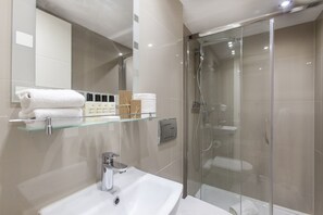 Premium bedding, minibar, in-room safe, laptop workspace - Hotel Shepherds Bush London (London)