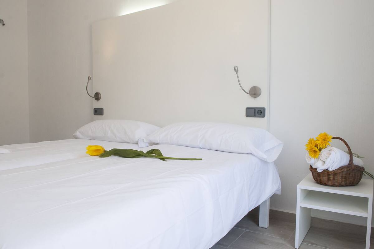Double Room | Desk, free cots/infant beds, free WiFi