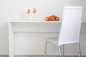Quarto casal | Escrivaninha, berços grátis, Wi-Fi de cortesia