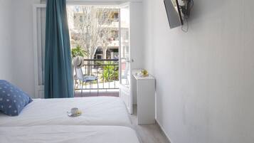 Quarto casal, sacada | Escrivaninha, berços grátis, Wi-Fi de cortesia