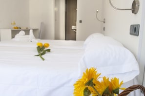Quarto casal | Escrivaninha, berços grátis, Wi-Fi de cortesia