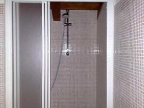 Standaard driepersoonskamer | Badkamer met douche