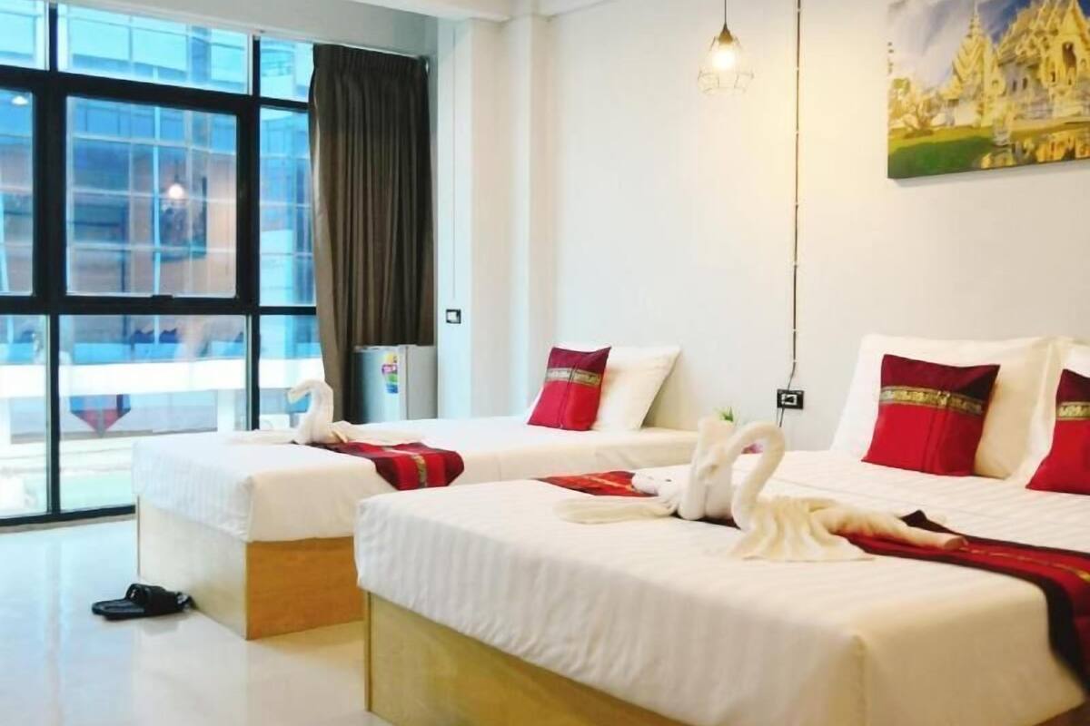 Premium bedding, desk, free WiFi