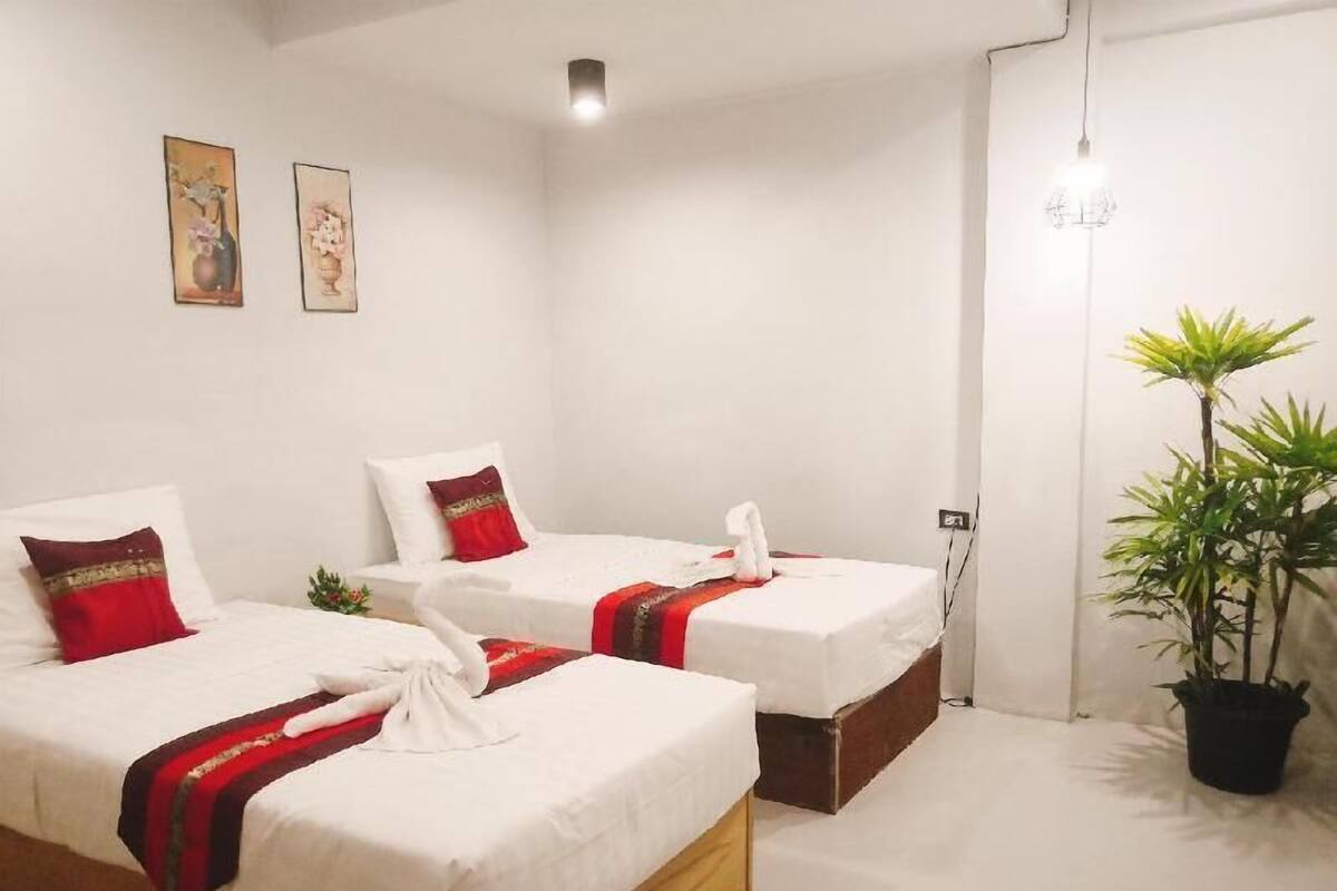 Premium bedding, desk, WiFi (free)
