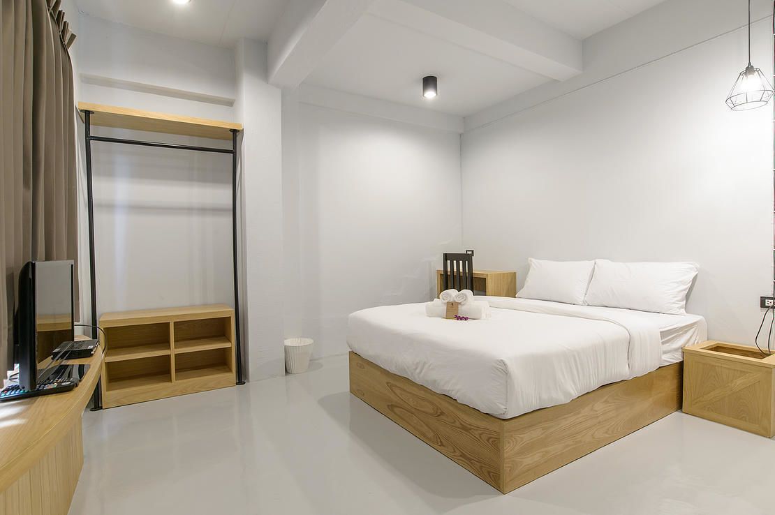 Premium bedding, desk, WiFi (free)