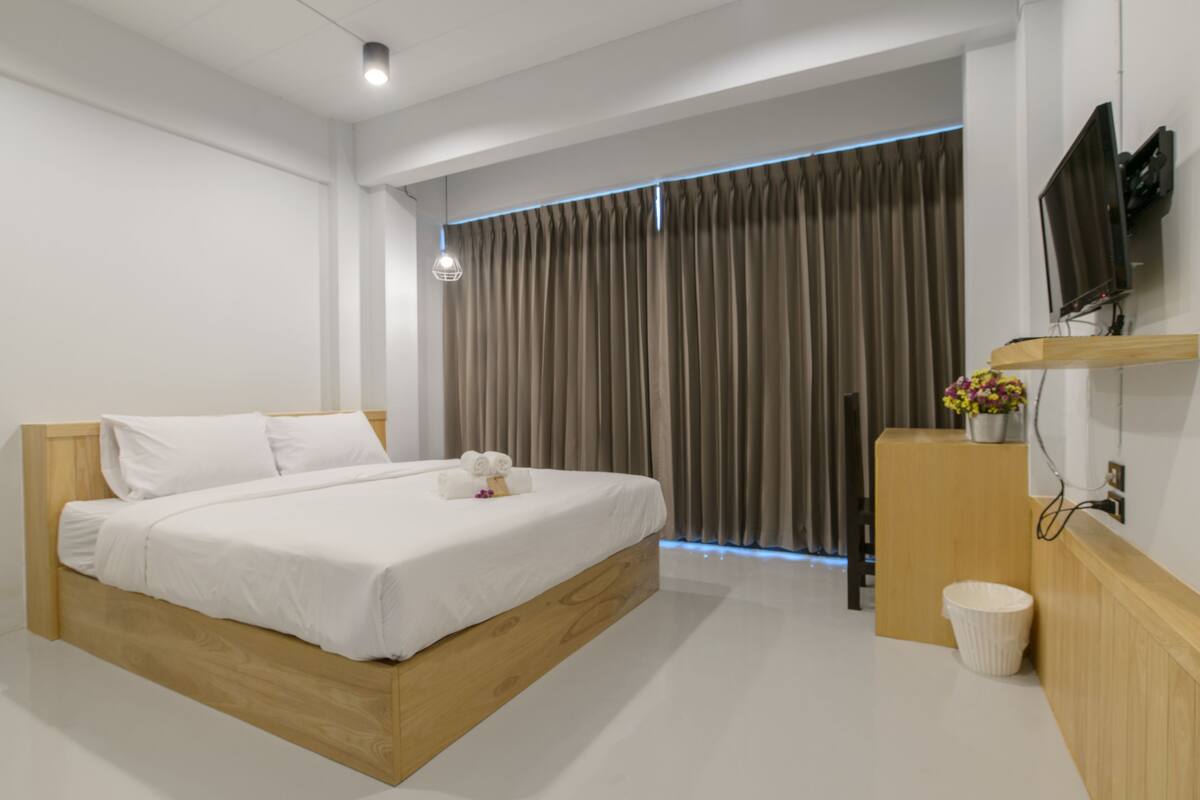 Premium bedding, desk, WiFi (free)