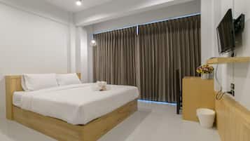 Premium bedding, desk, free WiFi