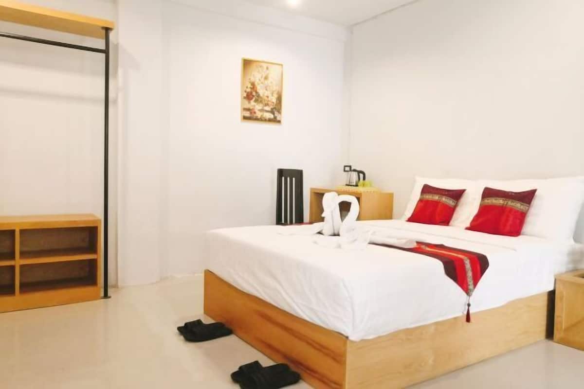 Premium bedding, desk, WiFi (free)