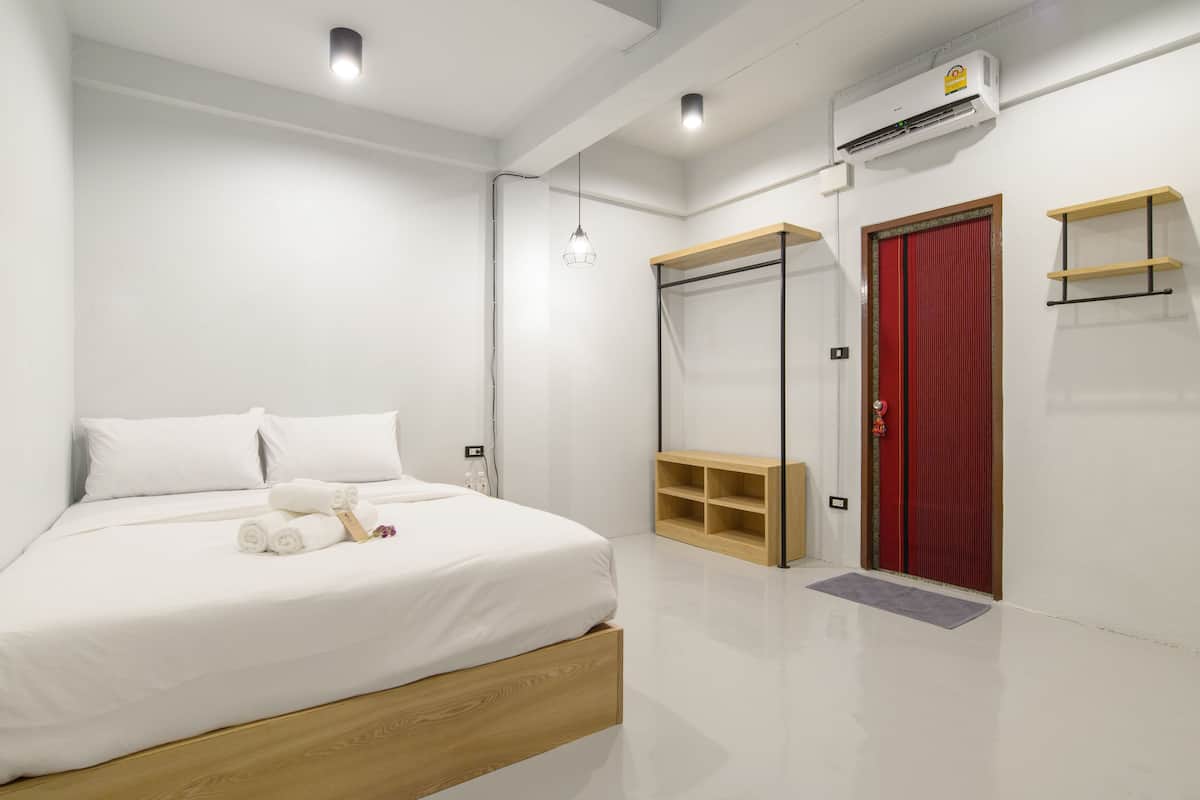 Premium bedding, desk, free WiFi