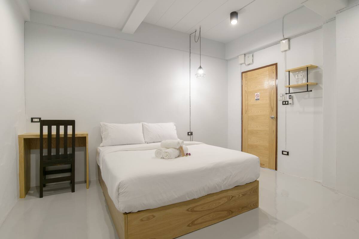 Premium bedding, desk, free WiFi