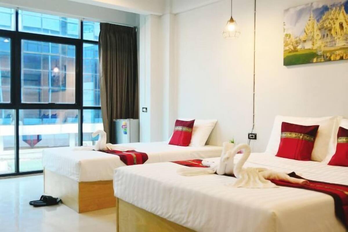 Premium bedding, desk, WiFi (free)