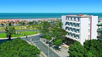 Un hotel a più piani con vista sulla spiaggia e sull'oceano.