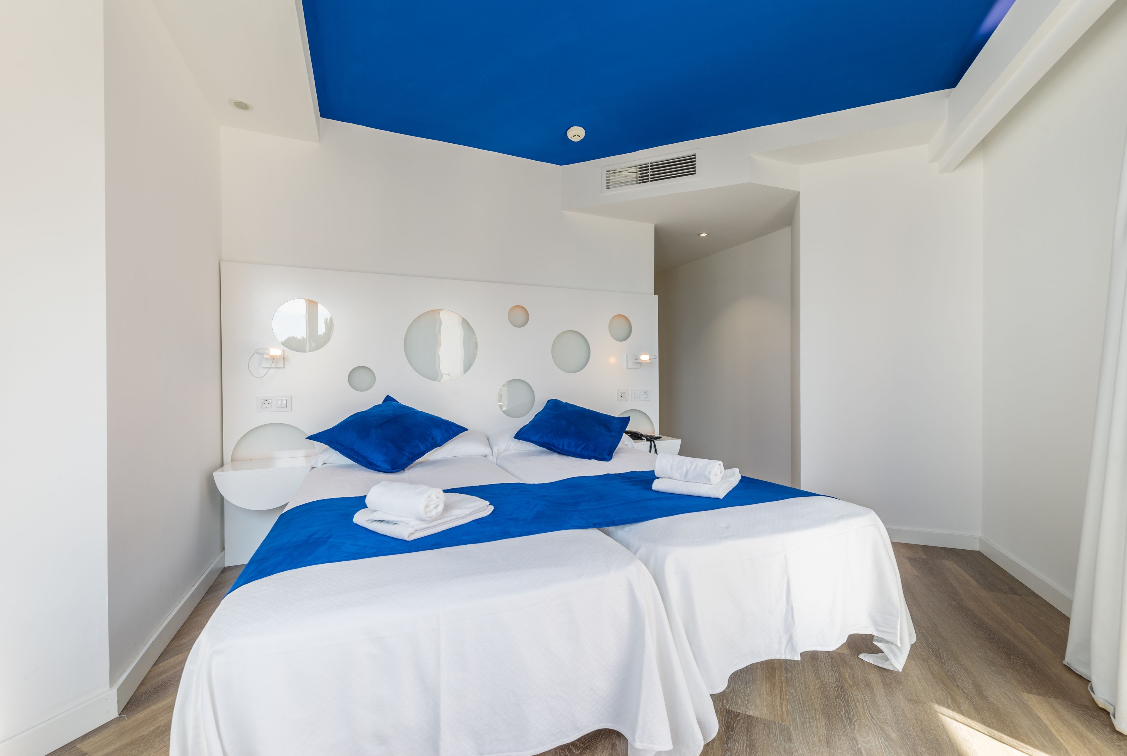 Chambre Deluxe, baignoire à jets (2 adults + 1 child) | Couette en duvet d'oie, minibar, bureau, rideaux occultants
