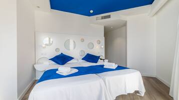 Chambre Deluxe, baignoire à jets (2 adults + 1 child) | Couette en duvet d'oie, minibar, bureau, rideaux occultants