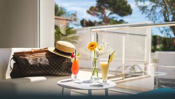 Poolside bar