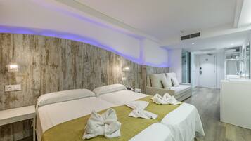 Junior Suite, Balcony (or Terrace) | Bathroom | Shower, free toiletries, hair dryer, towels