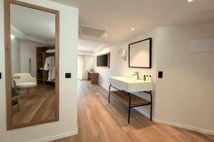 Deluxe Room, Jetted Tub | Bathroom | Shower, free toiletries, hair dryer, towels