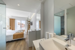 Habitació doble estàndard, balcó | Cobrellits, minibar, escriptori i cortines opaques