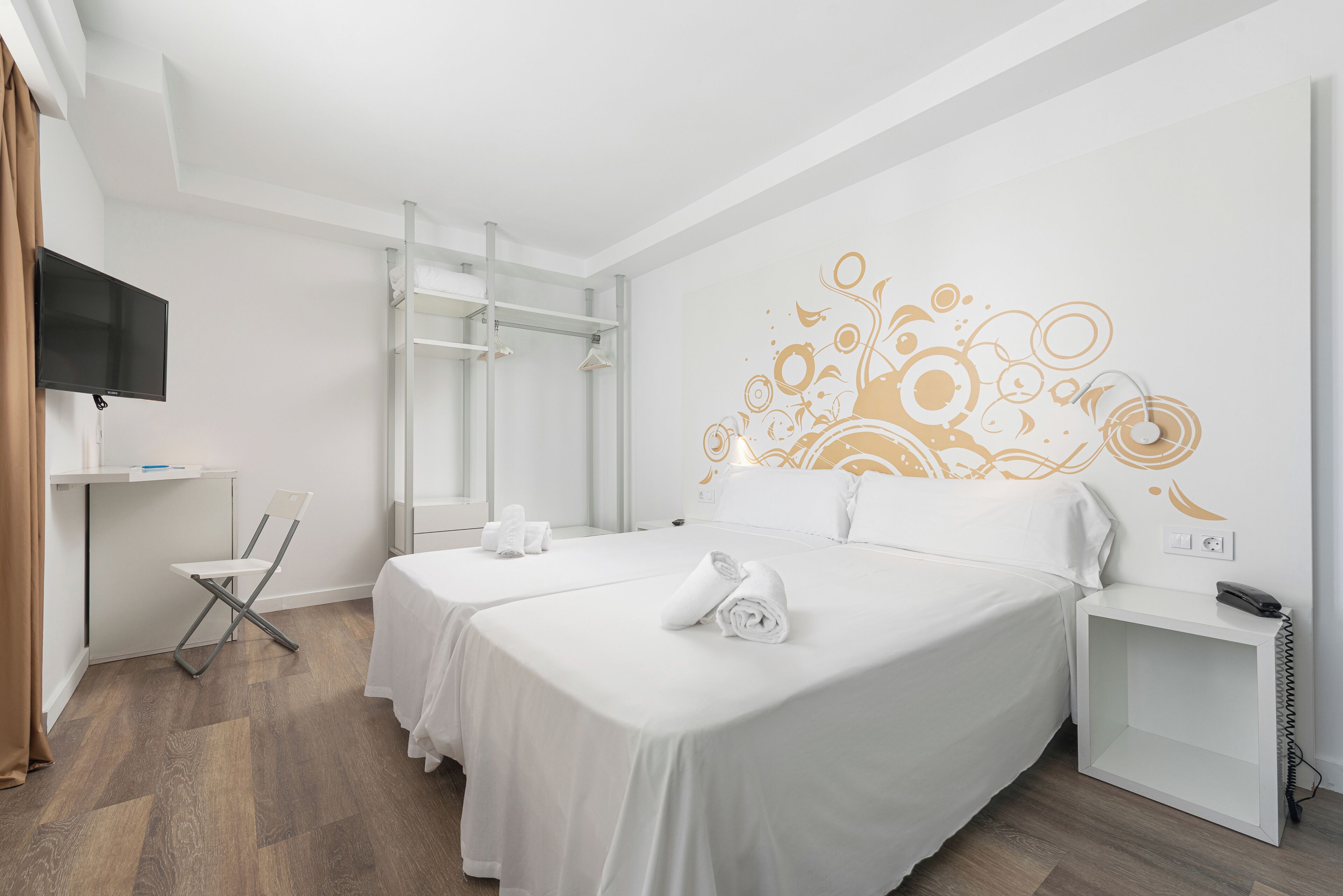 Habitación básica doble | Edredones de plumas, minibar, escritorio y cortinas opacas