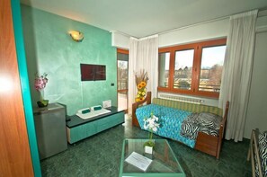 Luxury Studio Suite | Meja, seterika/papan seterika, Wi-fi percuma, cadar katil 