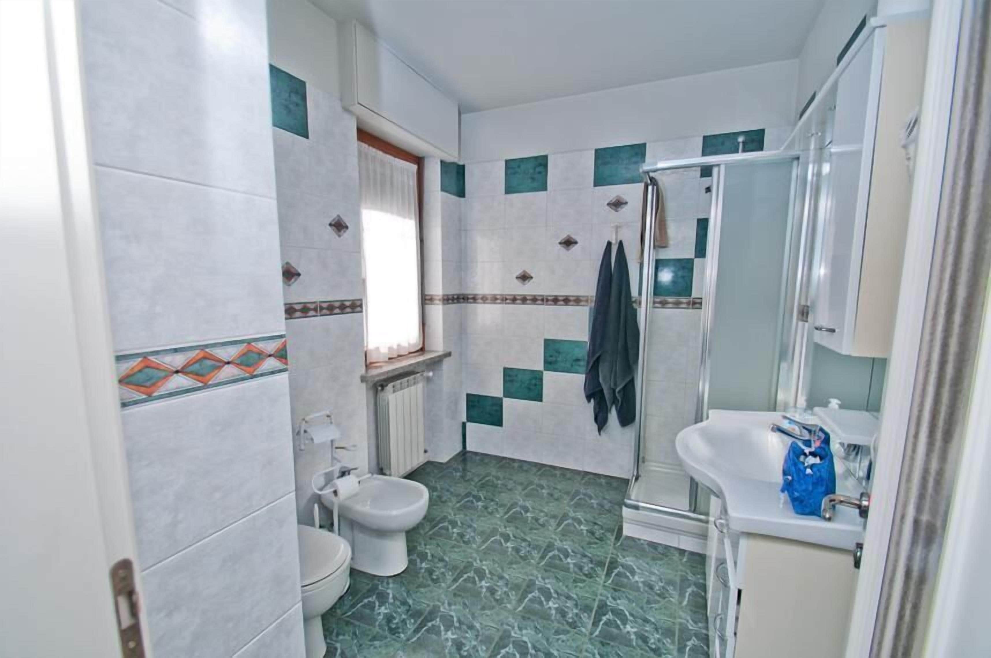 family room, 3 bedrooms | bathroom | shower, free toiletries, hair dryer, bidet
