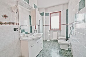 Superior Room, 2 Bedrooms | Bathroom | Shower, free toiletries, hair dryer, bidet