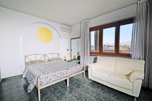 Superior Room, 2 Bedrooms | Meja, seterika/papan seterika, Wi-fi percuma, cadar katil 