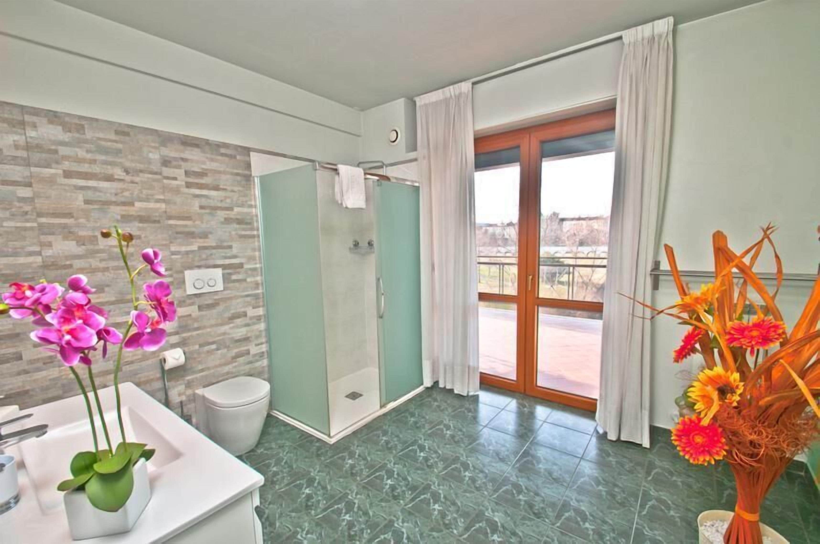 shower, free toiletries, hair dryer, bidet