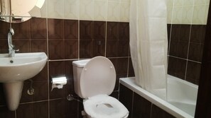 淋浴/浴缸二合一、免費盥洗用品、吹風機、毛巾