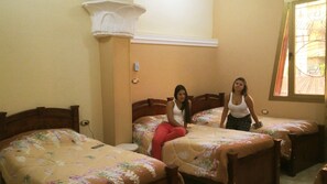 舒適三人房, 浴缸, 花園 | 客房內保險箱、免費搖籃/嬰兒床、免費無線上網