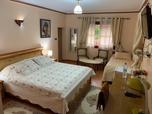 Kolmen hengen perushuone, useita sänkyjä, näköala puutarhaan | Ylelliset vuodevaatteet, työpöytä