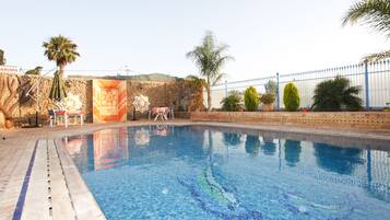 Außenpool (je nach Saison geöffnet), Sonnenschirme