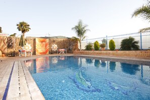 Kauden mukainen ulkouima-allas avoinna 9.00–0.00, aurinkovarjoja