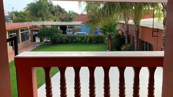 Habitación básica con 2 camas individuales, 2 camas individuales | Vistas del balcón