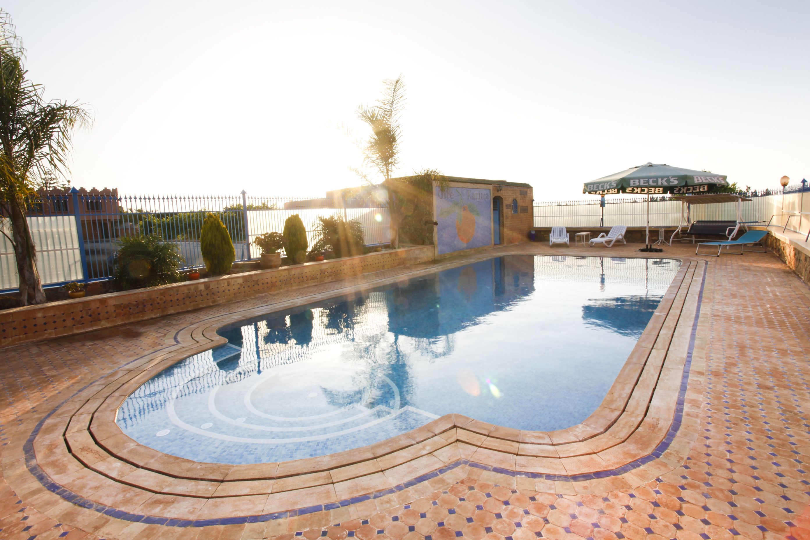 Piscina externa sazonal, funciona das 9h às meia-noite, guarda-sóis